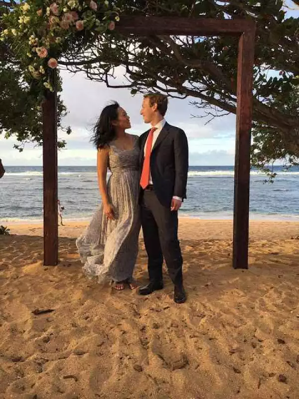 See how Mark Zuckerberg is staring at his wife (photo)